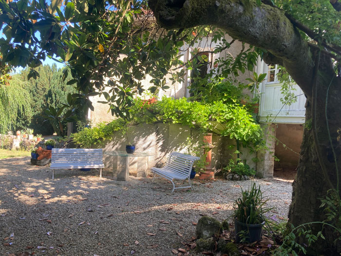 Jardin avec bancs et arbres ensoleillés