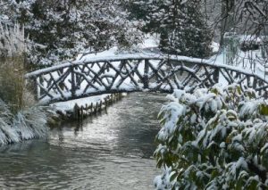 Pont enneigé au-dessus d'une rivière