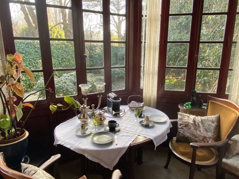 Petit-déjeuner élégant dans véranda ensoleillée